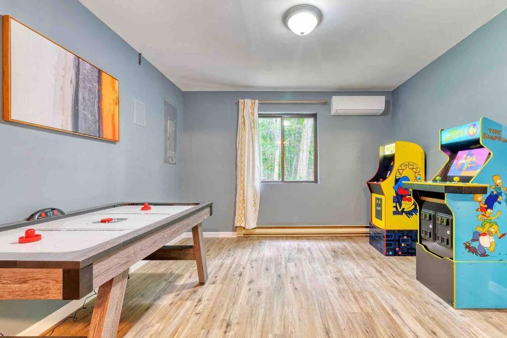 Grand Woodland Retreat - Hot Tub - Game Holiday home *